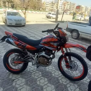استیکر نیم ژله ایی موتور سیکلت کویر تی ۲ با لمینیت محافظتی