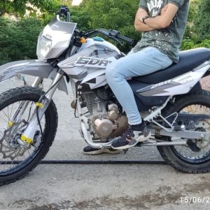 استیکر نیم ژله ایی موتور سیکلت کویر تی ۲ با لمینیت محافظتی